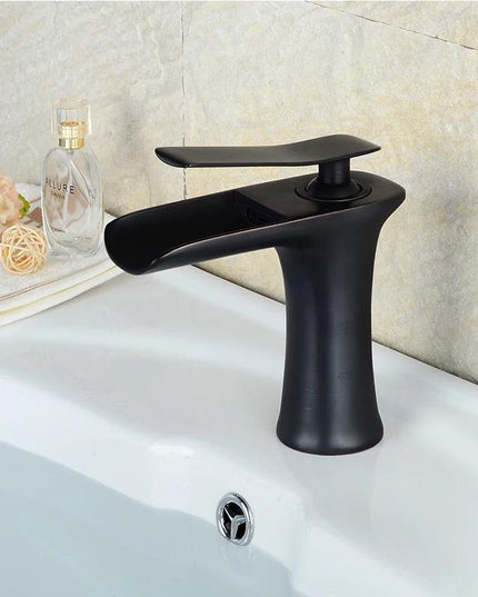 Baterie Lavoar Tip Cascadă, Negru Mat, Montare Pe Lavoar, Design Modern, 17cm, VST34