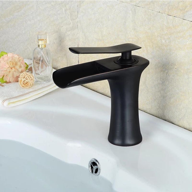 Baterie Lavoar Tip Cascadă, Negru Mat, Montare Pe Lavoar, Design Modern, 17cm, VST34