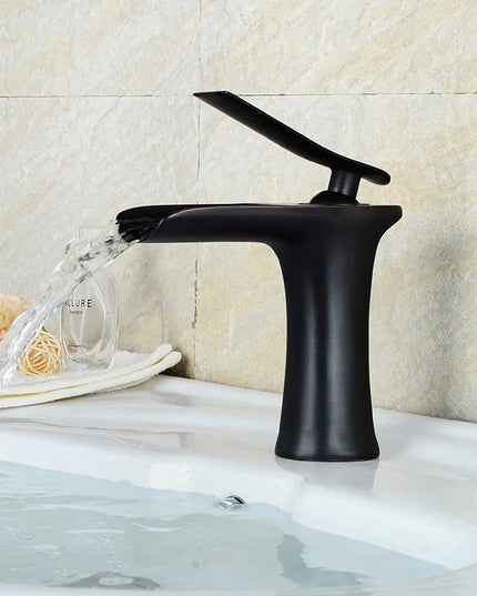 Baterie Lavoar Tip Cascadă, Negru Mat, Montare Pe Lavoar, Design Modern, 17cm, VST34